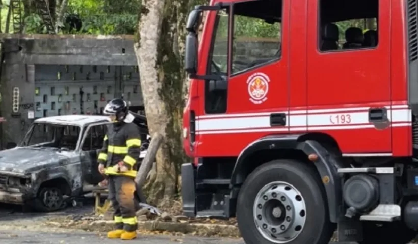 Carro pega fogo na serra da Oswaldo Cruz em Ubatuba