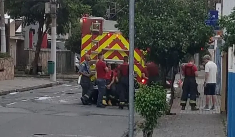 Incêndio atinge garagem de condomínio e destrói veículos, em São José dos Campos