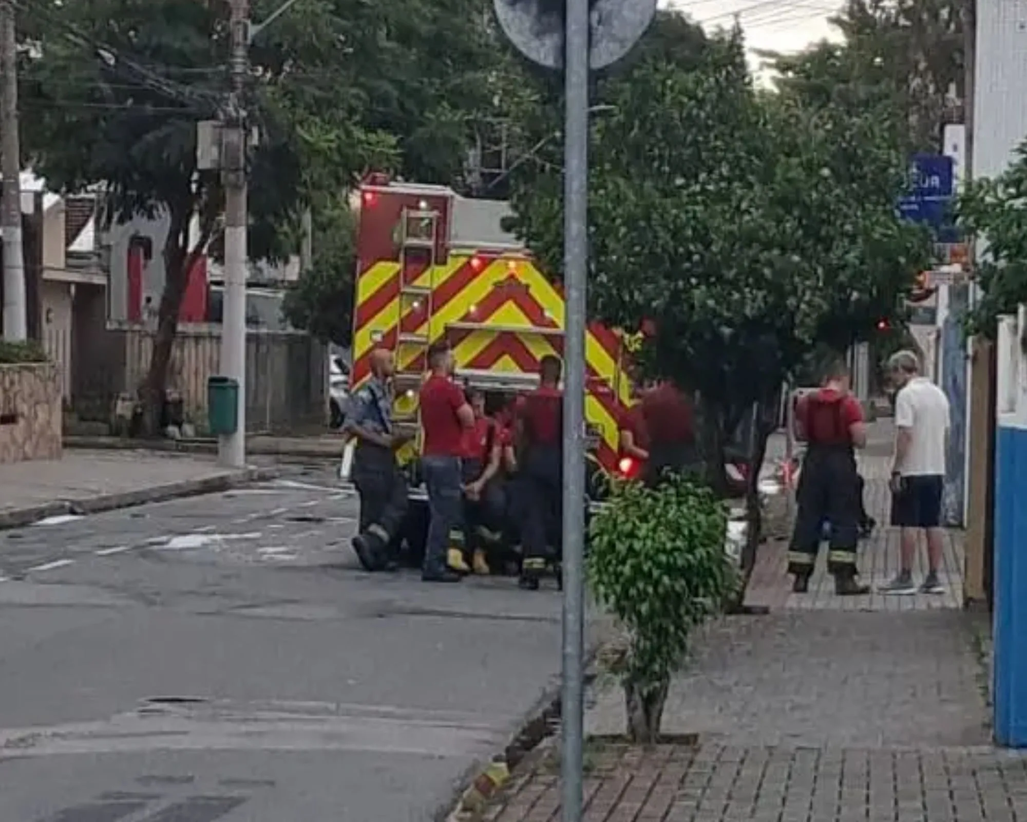 Incêndio atinge garagem de condomínio e destrói veículos, em São José dos Campos