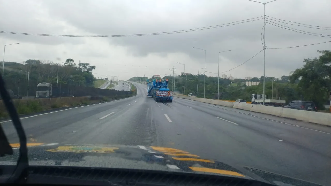 Megacarga passando pela Dutra, no Vale do Paraíba