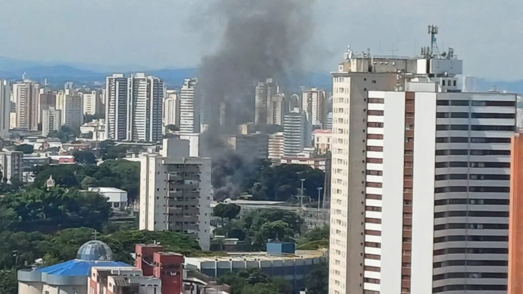 Incêndio em alojamento de hospital e mobiliza bombeiros no Centro de São José dos Campos