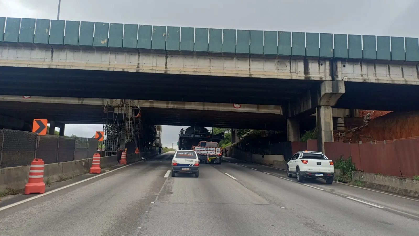 A interdição ocorre na altura do km 147, da pista sentido São Paulo, da Rodovia Presidente Dutra em São José dos Campos.