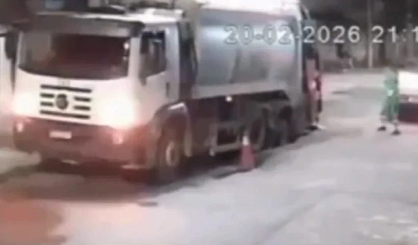 Caminhão da coleta cai em buraco após asfalto ceder em São José