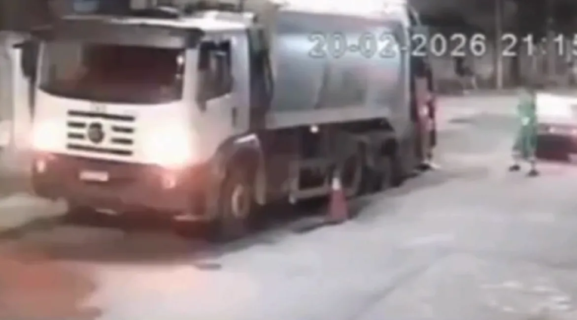 Caminhão da coleta cai em buraco após asfalto ceder em São José