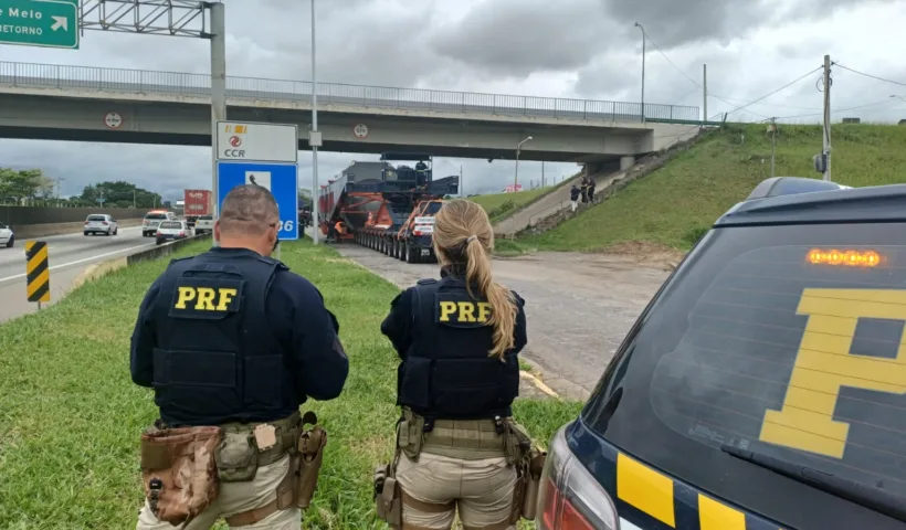 Megacarreta de 491 toneladas segue trajeto pela Dutra, no Vale do Paraíba