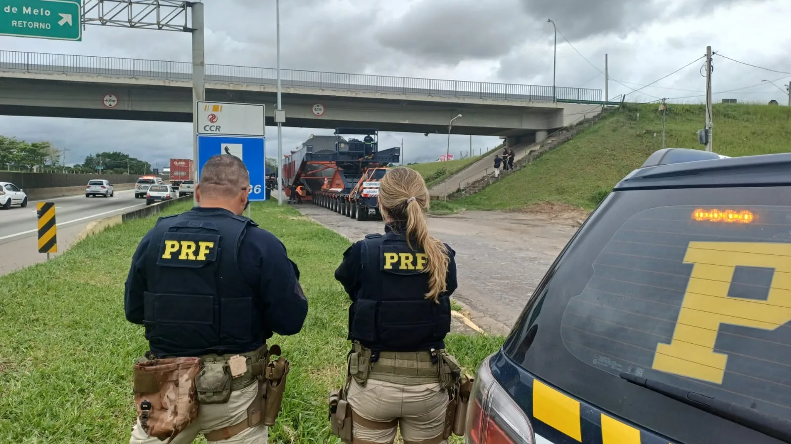 Megacarreta de 491 toneladas segue trajeto pela Dutra, no Vale do Paraíba