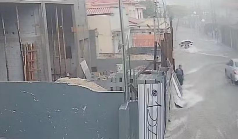 Mulher de 60 anos morreu ao ser arrastada por enxurrada e ficar presa sob carro