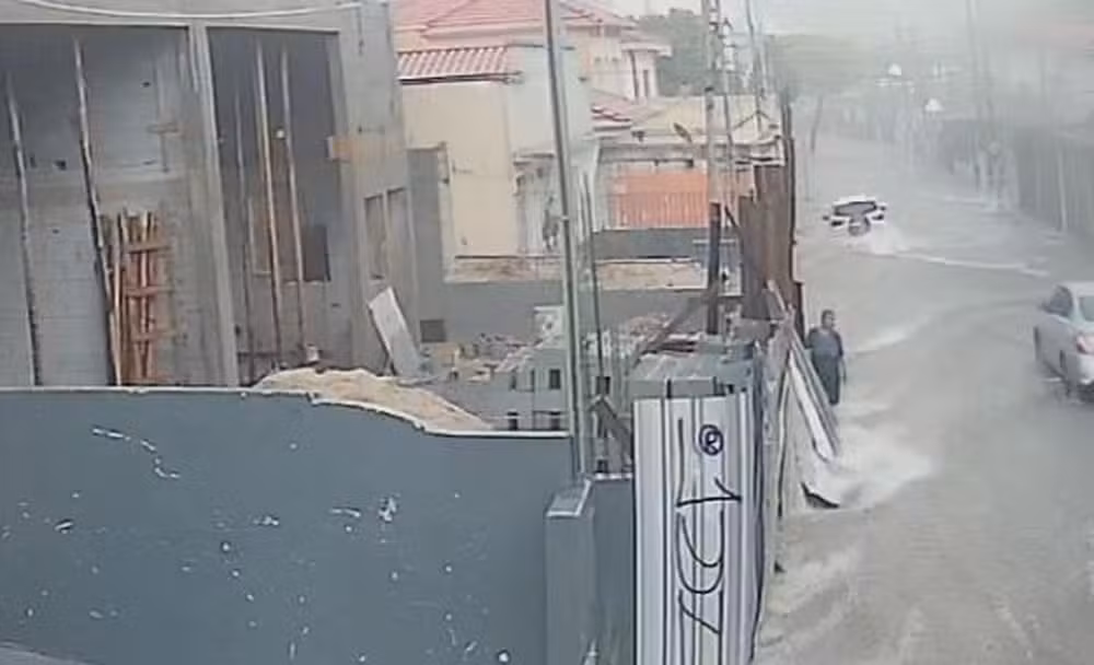 Mulher de 60 anos morreu ao ser arrastada por enxurrada e ficar presa sob carro na Zona Norte durante forte chuva na capital paulista