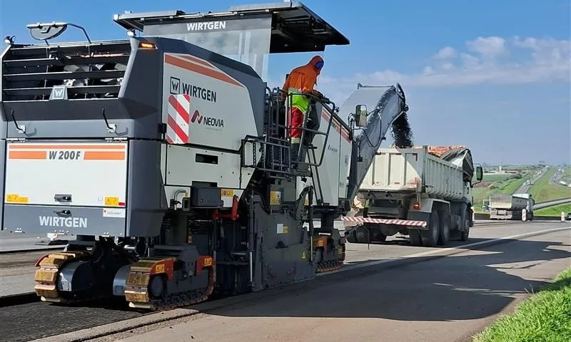 Obras de recapeamento na Via Dutra