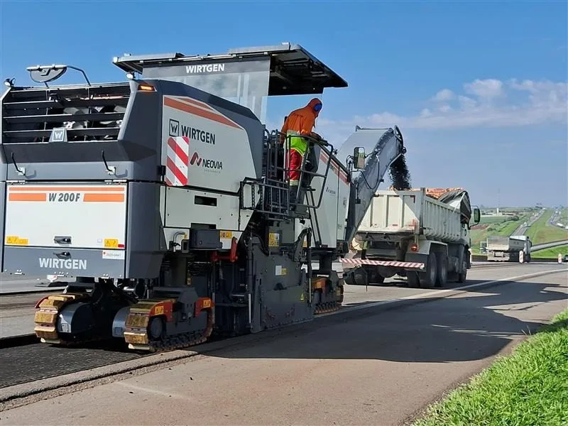 Obras de recapeamento na Via Dutra