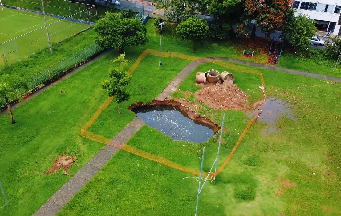 Cratera na Praça João do Pulo cresce e preocupa moradores no Jardim Satélite, em SJC