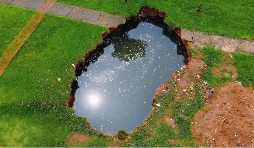 Cratera na Praça João do Pulo cresce e preocupa moradores no Jardim Satélite, em SJC