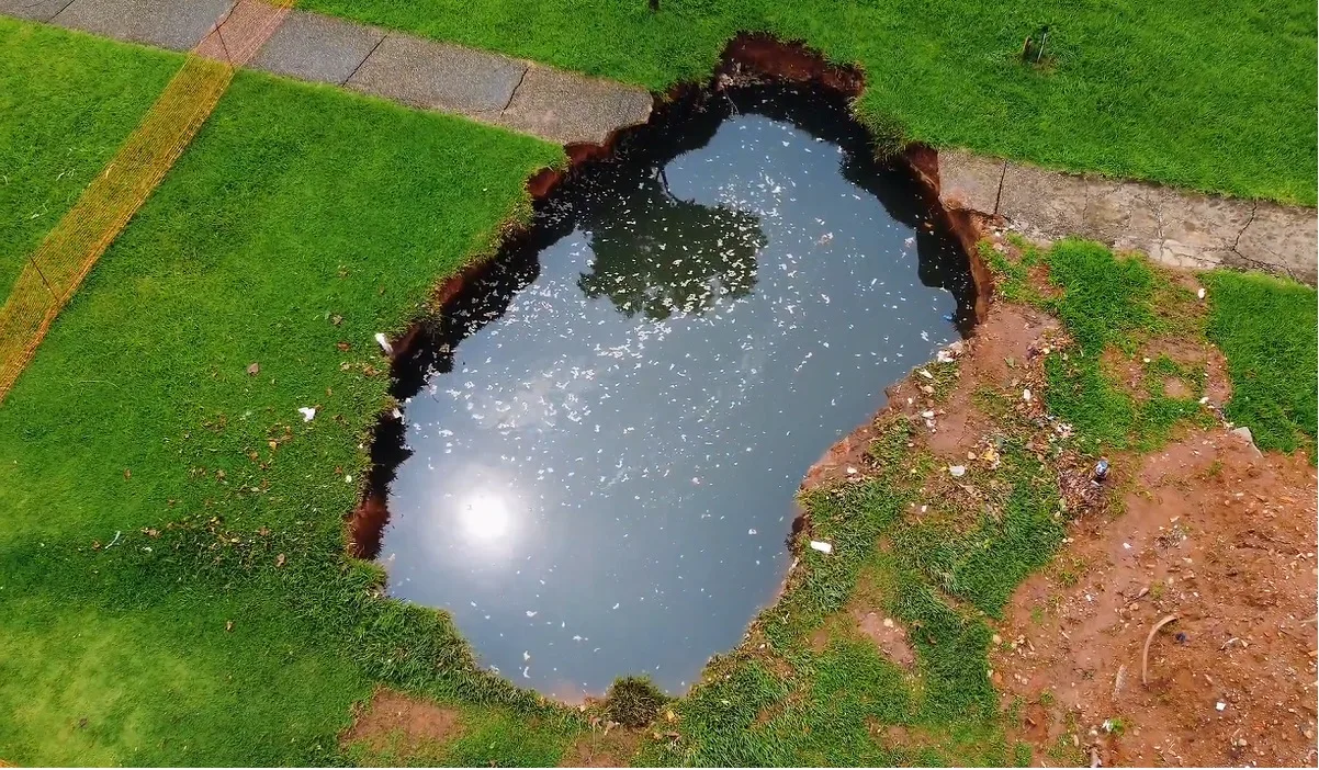 Cratera na Praça João do Pulo cresce e preocupa moradores no Jardim Satélite, em SJC