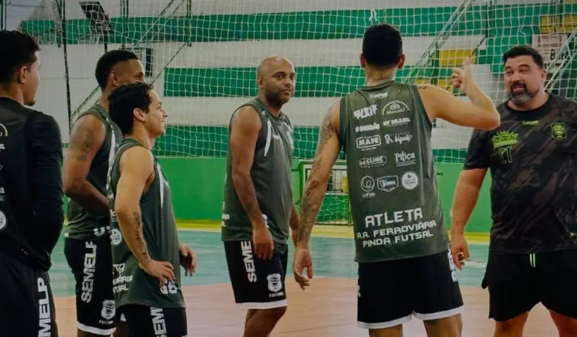 Elenco do Pinda Futsal durante treino no Ginásio da Ferroviária