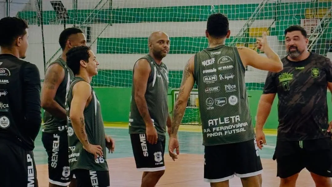 Elenco do Pinda Futsal durante treino no Ginásio da Ferroviária