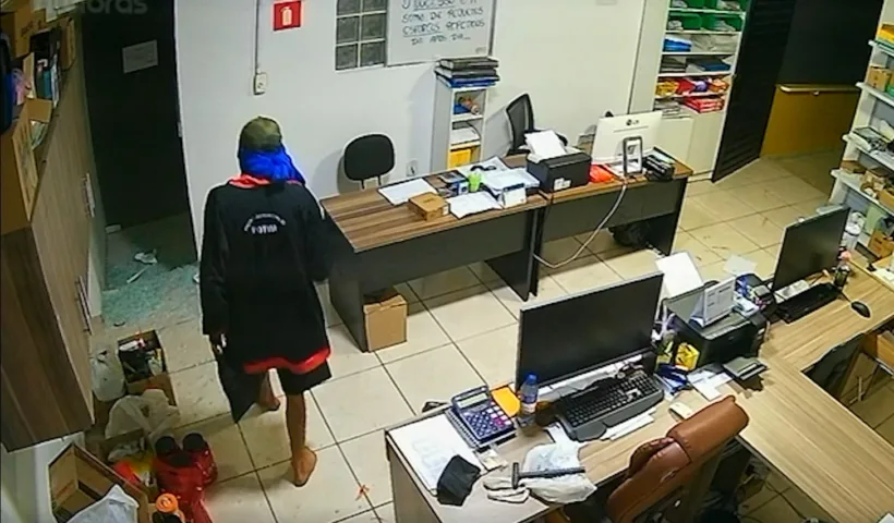 Farmácia é furtada de madrugada no Centro de Potim e prejuízo passa de R$ 30 mil