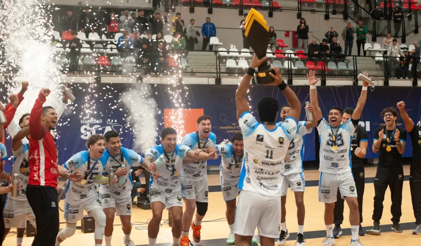 Jogadores do Handebol Taubaté comemoram conquista do Sul Centro de Clubes em 2025.