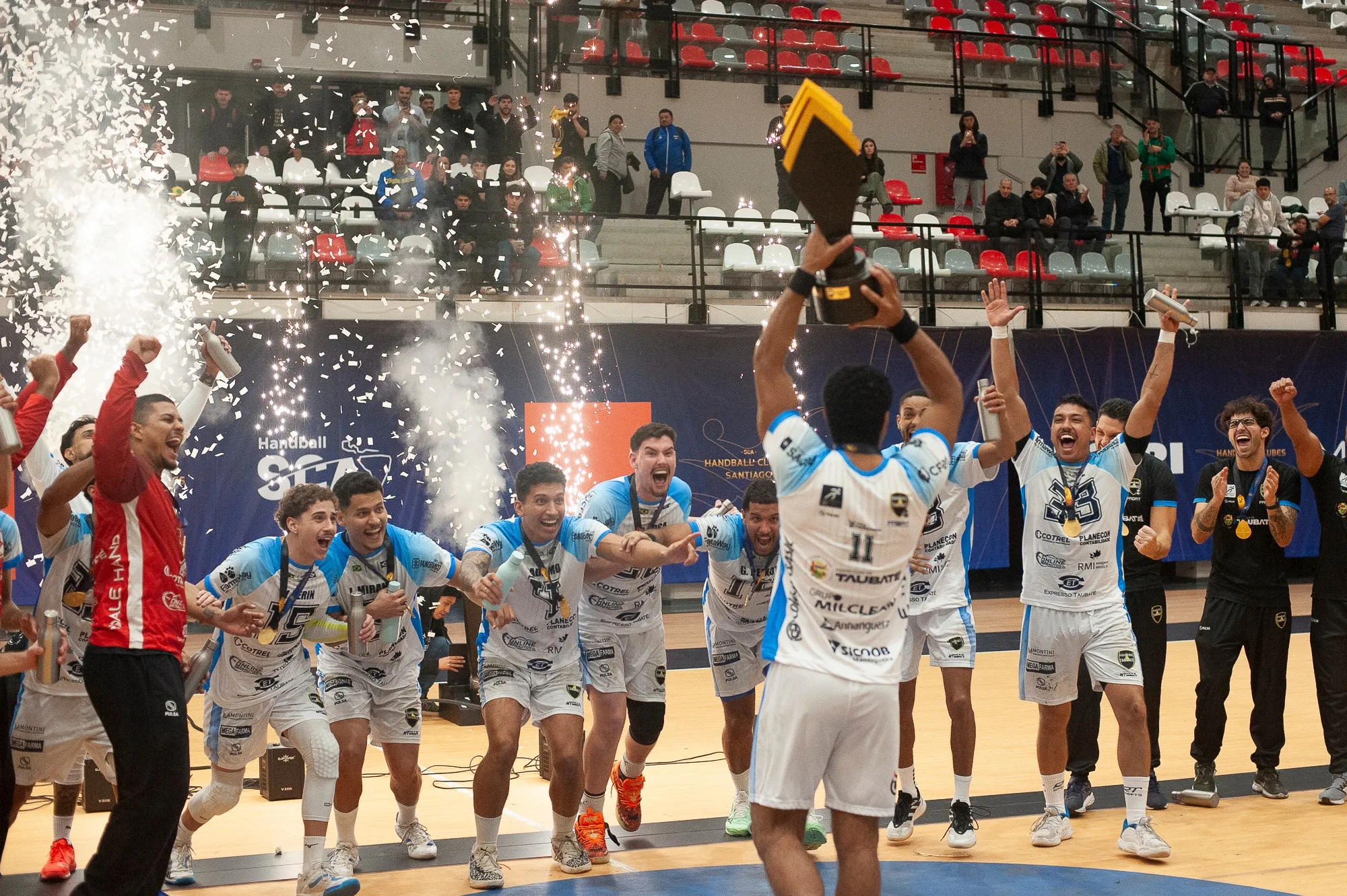 Jogadores do Handebol Taubaté comemoram conquista do Sul Centro de Clubes em 2025