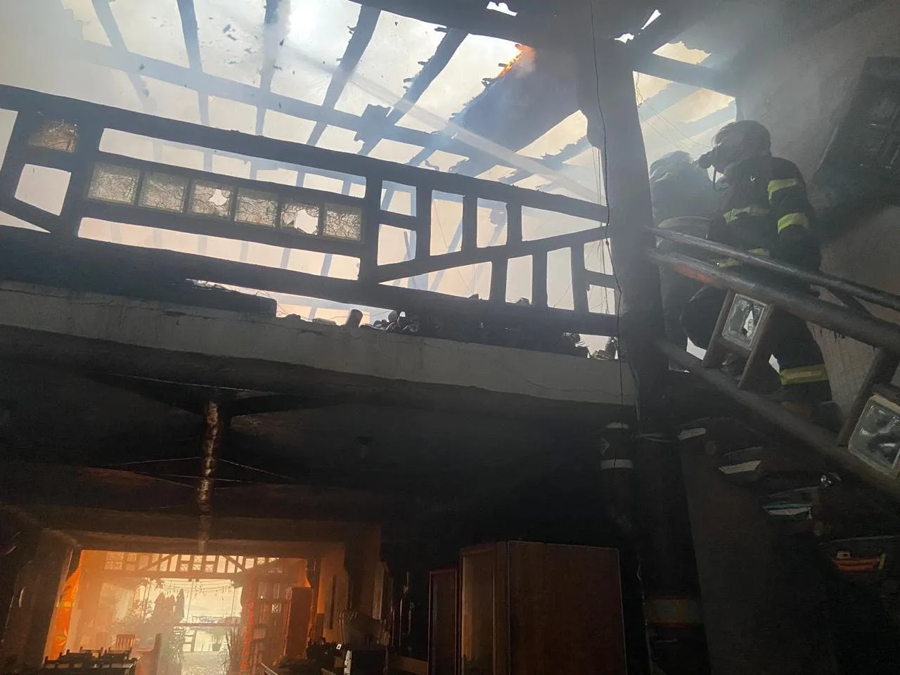 As chamas atingiram aproximadamente 250m quadrados da área do mezanino do estabelecimento localizado no bairro São Francisco, em São Sebastião