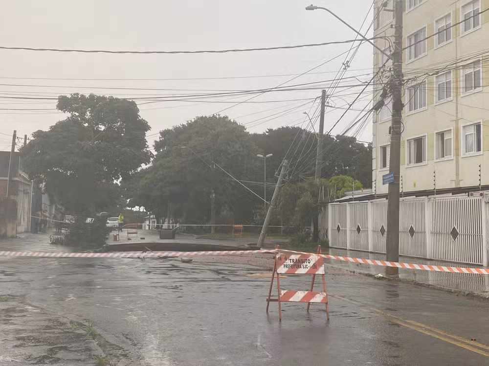 cratera no Jardim Imperial, Zona Sul de São José dos Campos