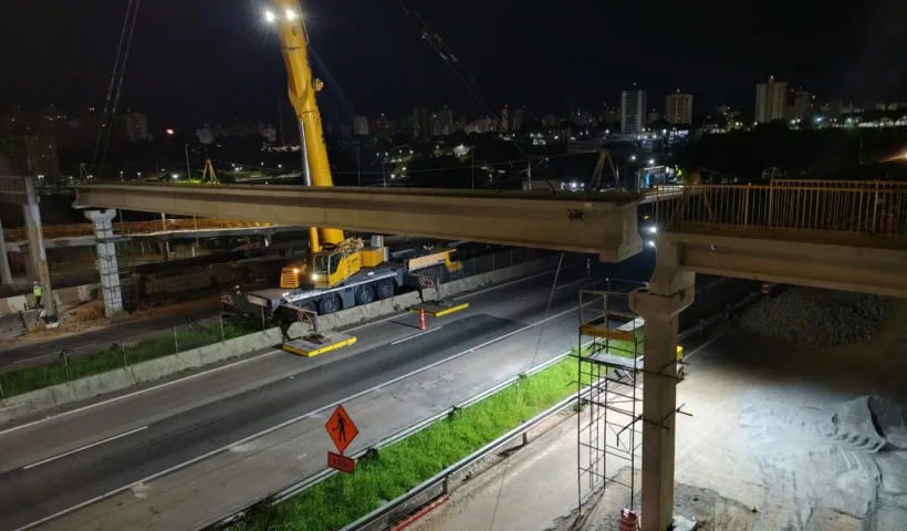 Viga instalada no km 150 da Dutra em São José dos Campos