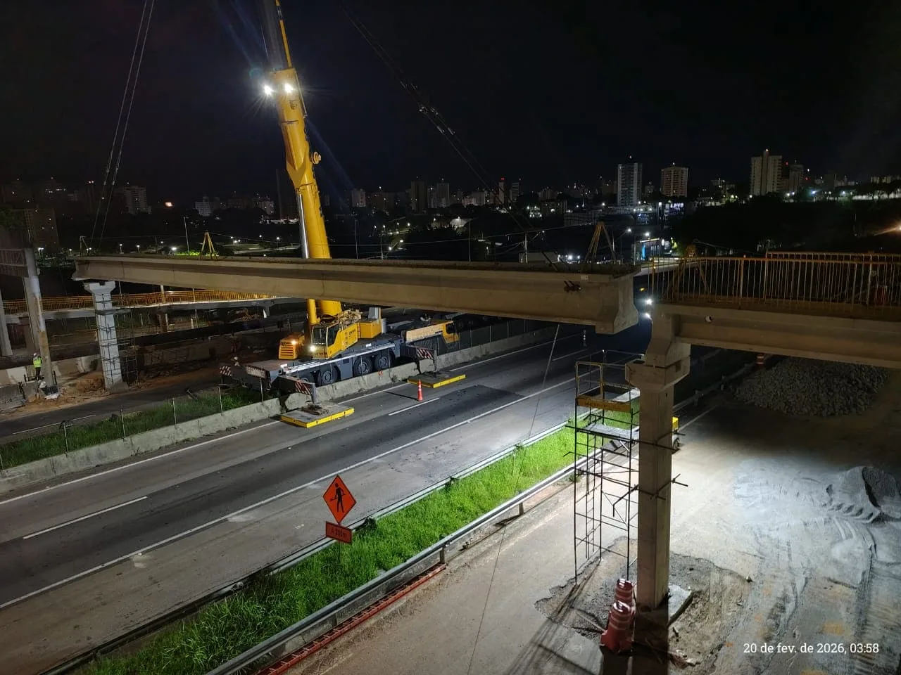 Viga instalada no km 50 da Dutra em São José dos Campos