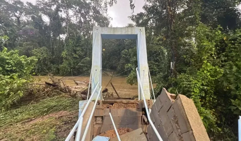 Chuvas isolam 20 famílias em Ubatuba e causam estragos no Vale e Litoral