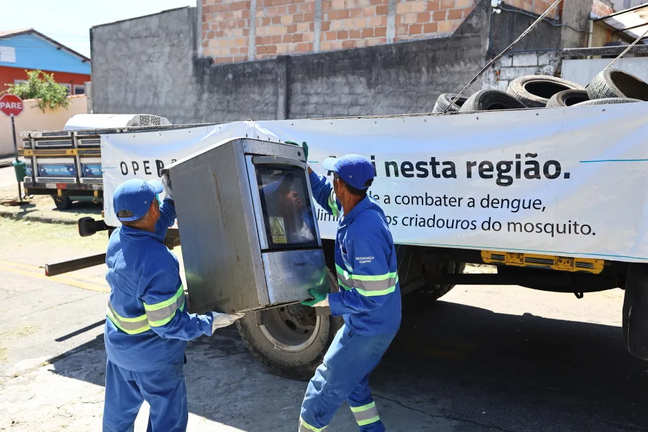 Operação Casa Limpa recolhe objetos que acumulam água para ampliar o combate à dengue
