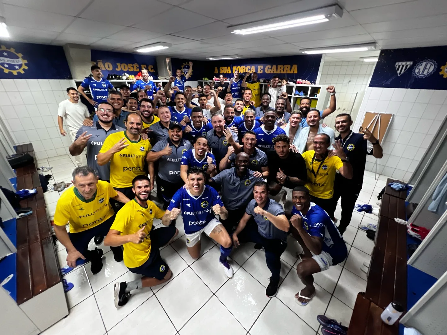 Jogadores do São José EC comemoram vitória e a vaga no quandragular final da Série A2