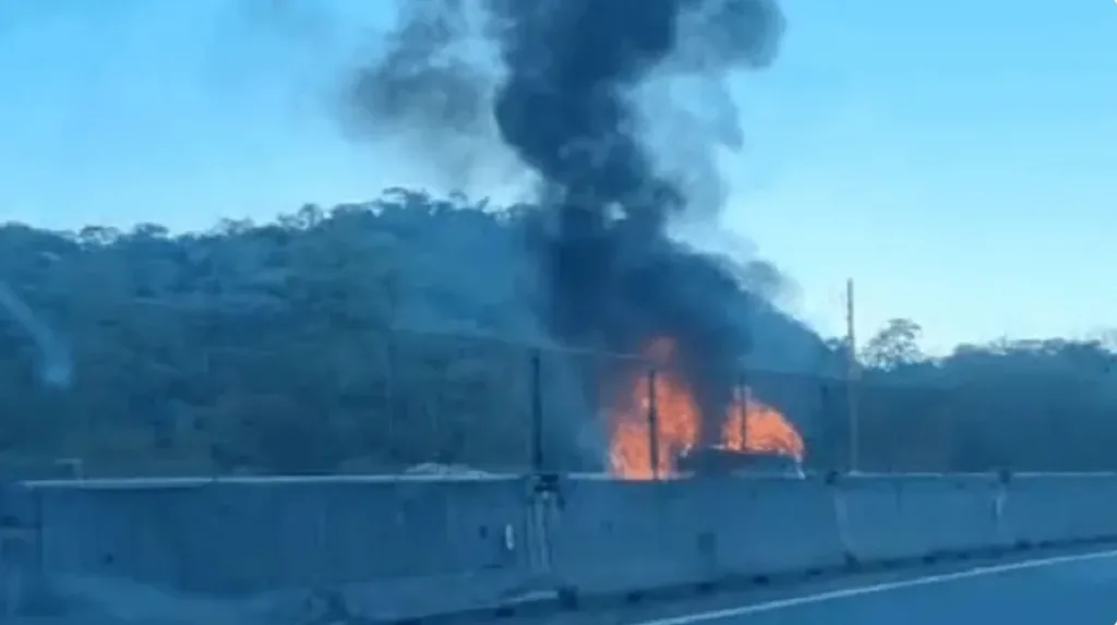 Carro pega fogo após estouro de pneu na Rodovia dos Tamoios, em SJC