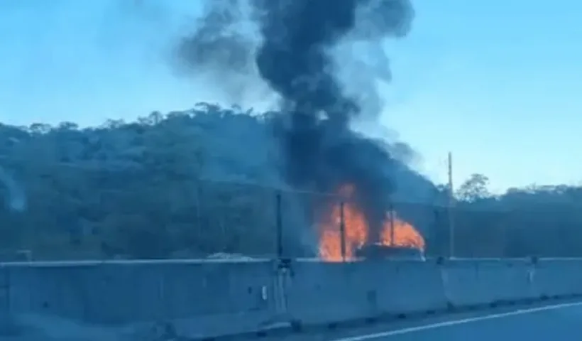 Carro pega fogo após estouro de pneu na Rodovia dos Tamoios, em SJC