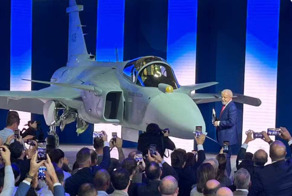 Em evento na Embraer, Lula batiza primeiro caça Gripen produzido no Brasil