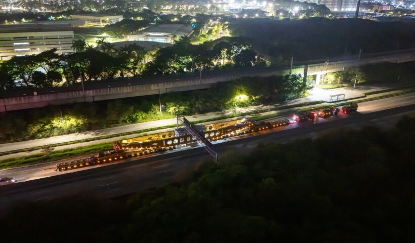 Carga gigante de 845 toneladas cruza rodovias ddo Vale do Paraíba