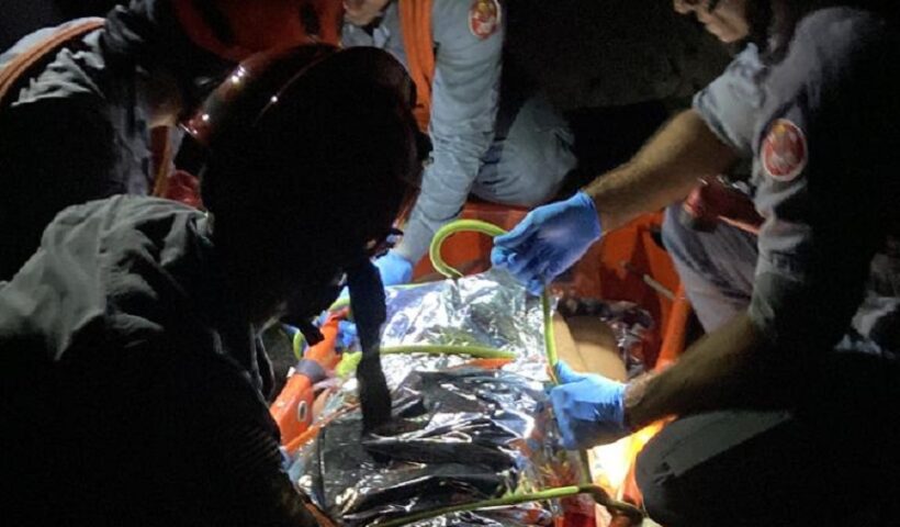 Bombeiros resgatam adolescente em área de difícil acesso perto da Praia Pedra da Freira, em Caraguatatuba