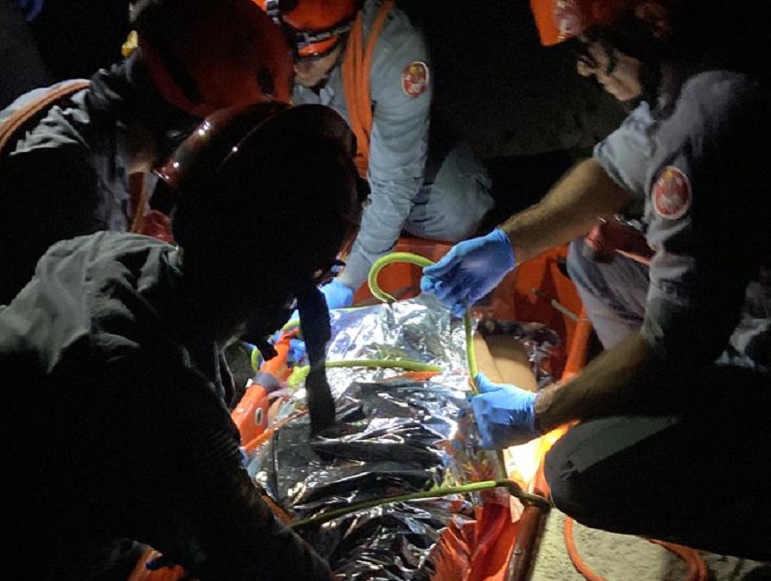 Bombeiros resgatam adolescente em área de difícil acesso perto da Praia Pedra da Freira, em Caraguatatuba