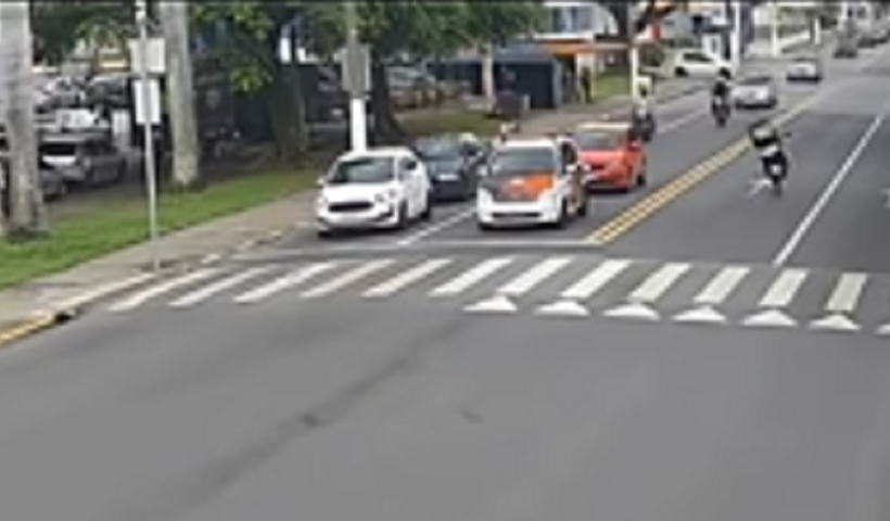 Motociclista que empinou moto ao lado de viatura é identificado em Pindamonhangaba