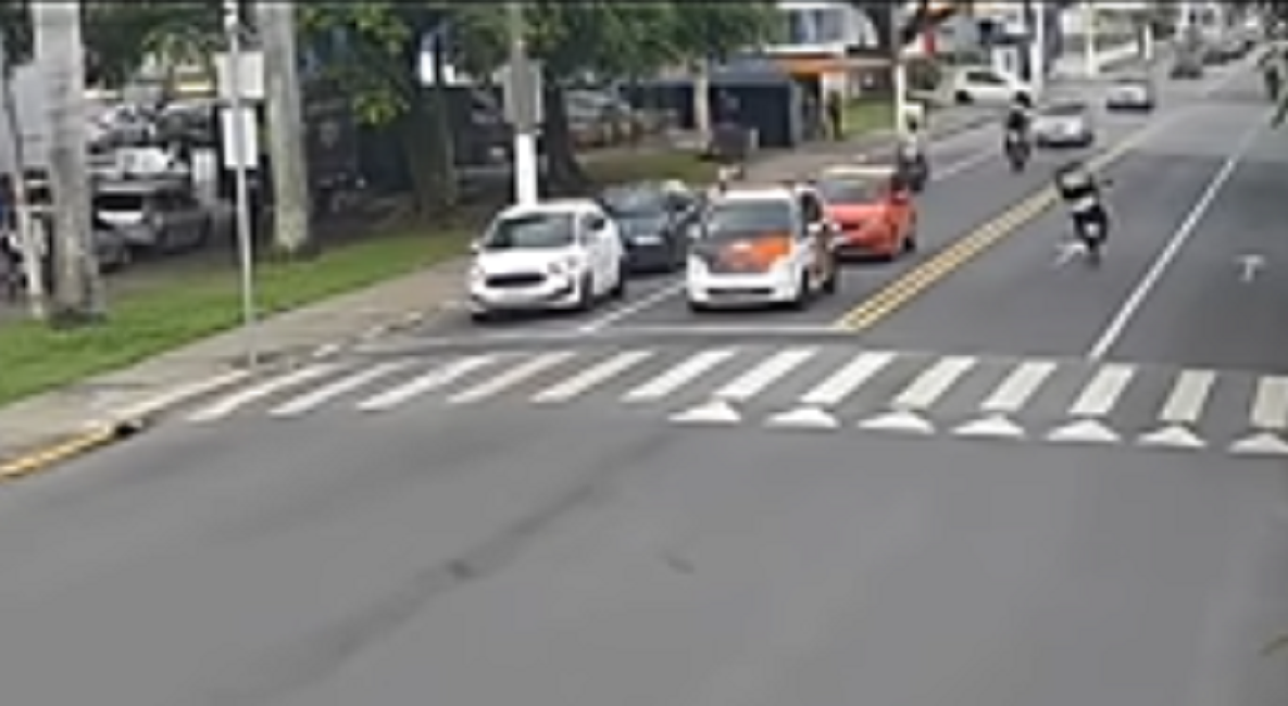 Motociclista que empinou moto ao lado de viatura é identificado em Pindamonhangaba