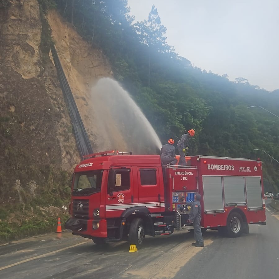 Serra Antiga da Tamoios é interditada após deslizamento de terra no km 80