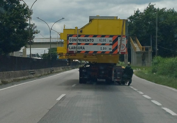 Carga excedente passando pela Rodovia Presidente Dutra