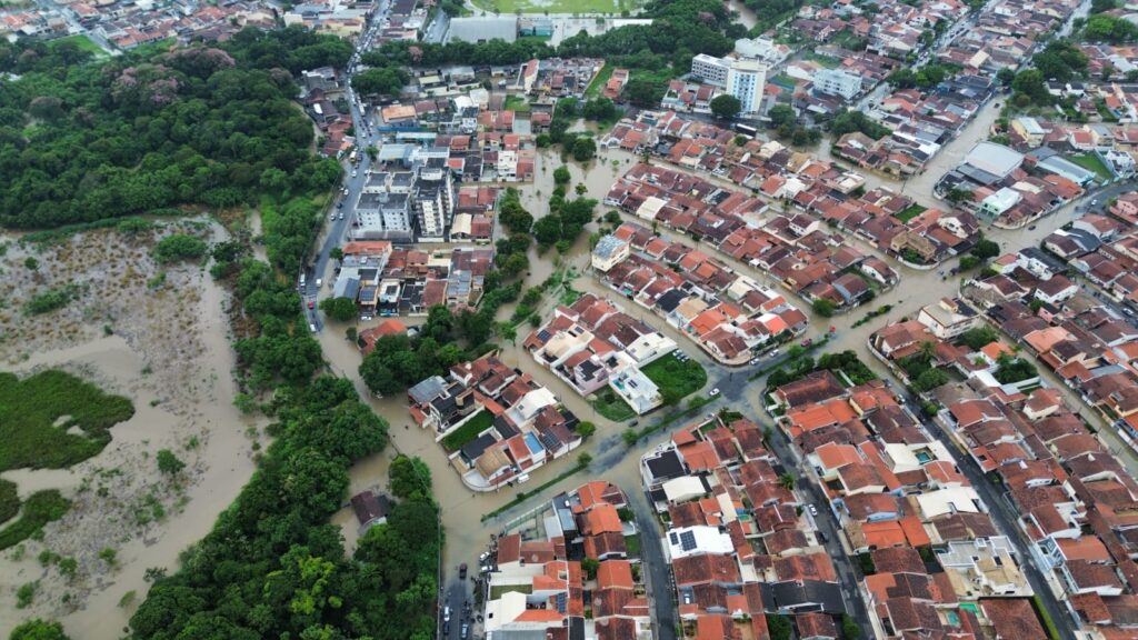 Chuva causa alagamentos e tira 10 moradores de casa em Guaratinguetá