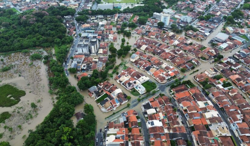 Chuva causa alagamentos e tira 10 moradores de casa em Guaratinguetá