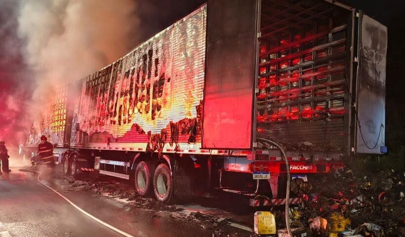 Caminhão do Mercado Livre pega fogo na Dutra, em cidade do Vale