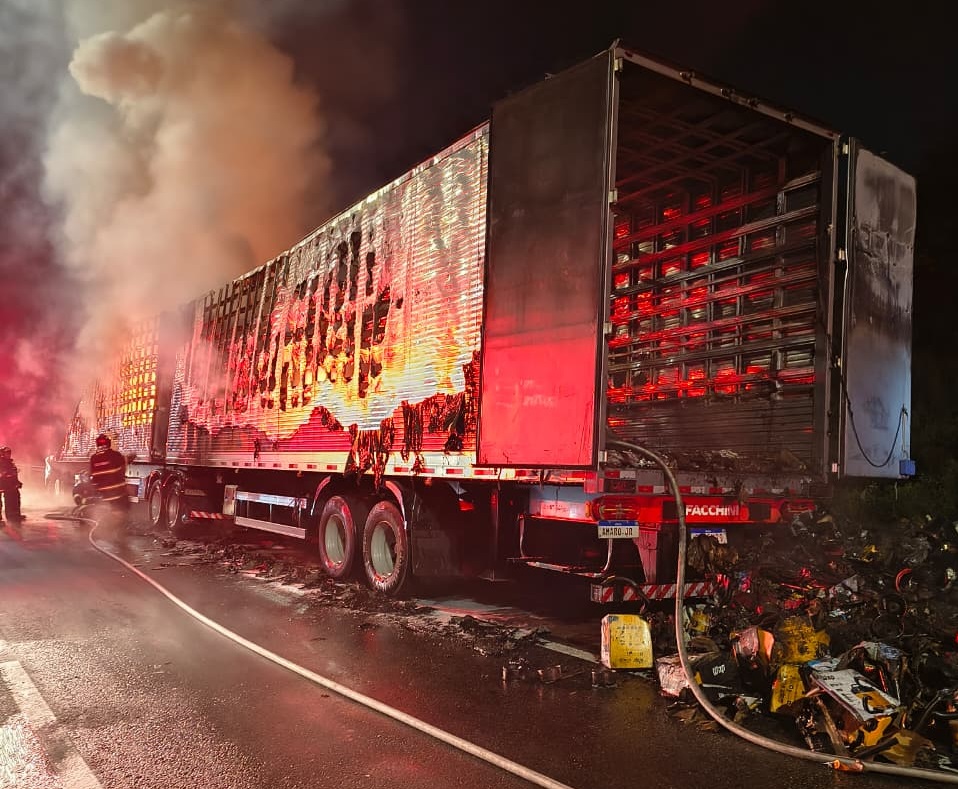 Caminhão do Mercado Livre pega fogo na Dutra, em cidade do Vale