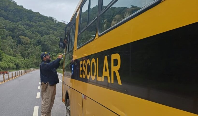 PRF reforça fiscalização de transporte escolar em Ubatuba
