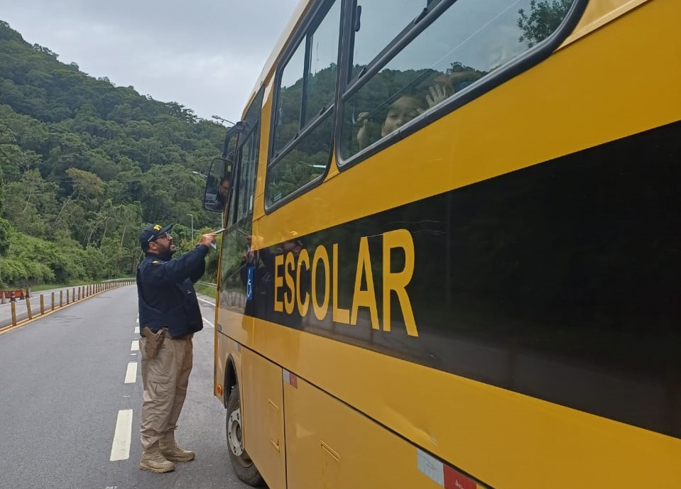 PRF reforça fiscalização de transporte escolar em Ubatuba
