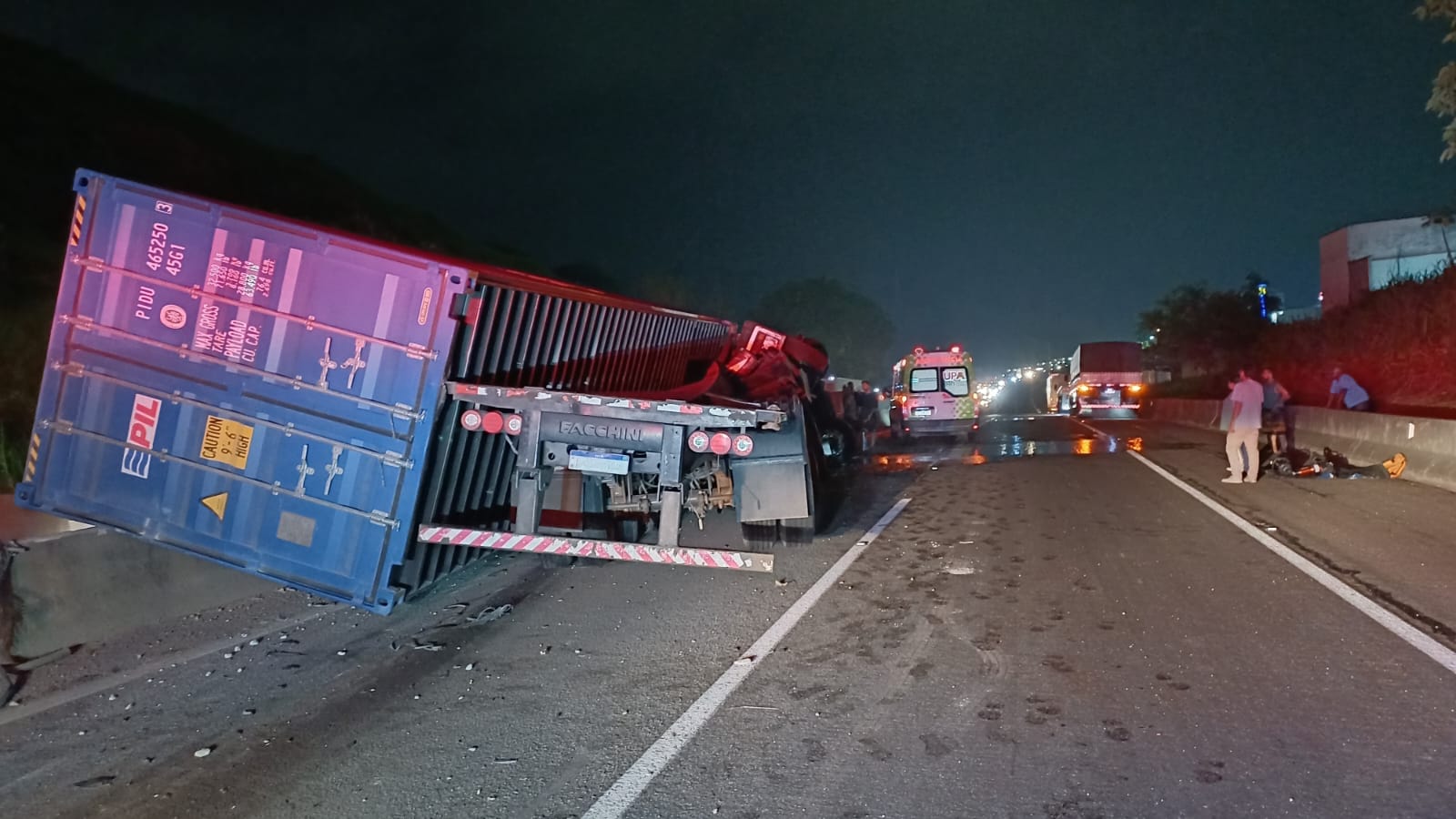 Acidente com carreta que transportava contêiner interdita pista Sul na Dutra