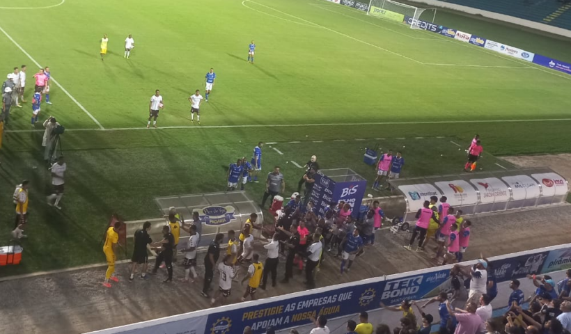 A briga generalizada envolveu jogadores, membros das comissões técnicas, além dos gandulas e do maqueiro do estádio Martins Pereira.