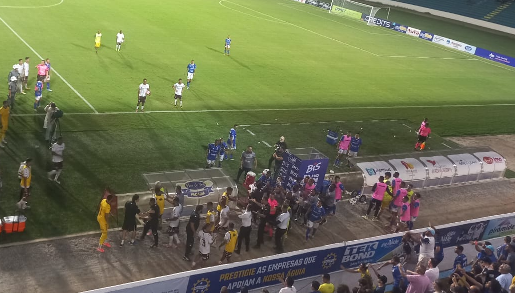 A briga generalizada entre São José e Juventus envolveu jogadores, membros das comissões técnicas, além dos gandulas e do maqueiro do estádio Martins Pereira.