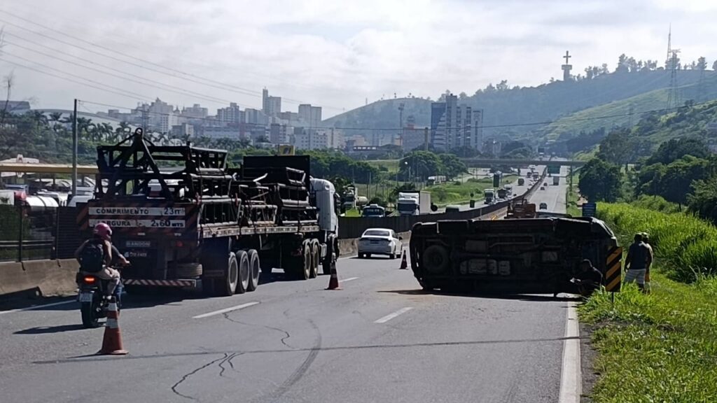 ATENÇÃO: Acidente interdita faixas da Dutra em Aparecida