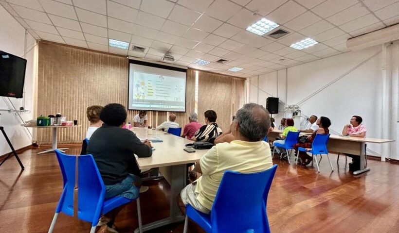 Idosos aprendem a usar celular e aplicativos no dia a dia em duas bibliotecas municipais